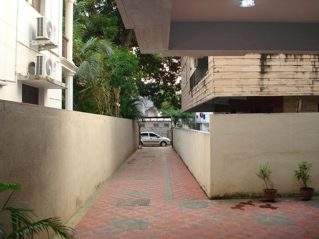 Lloyds Serviced Apartments,Krishna Street,T Nagar Madras Buitenkant foto